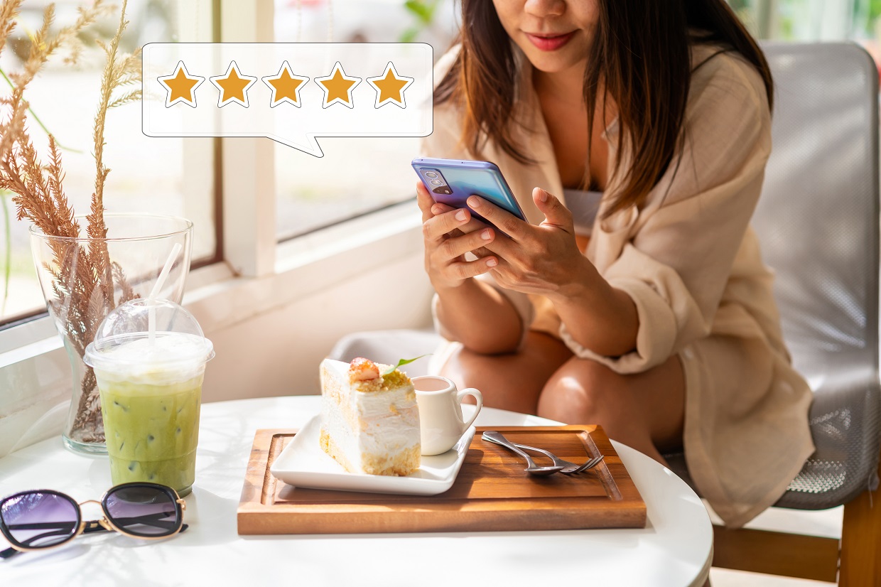 Young woman traveler leaving a review for restaurant reputation management